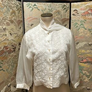 JUDY BOND VINTAGE 1950s?  EMBROIDERED SHEER SLEEVE BLOUSE SECRETARY BOW SZ 14/34